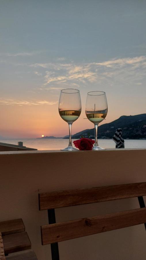 Onar Beachfront Residence, Loutraki Buitenkant foto